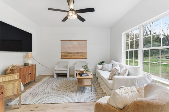 1074 Talon Dr, Columbia, TN 38401