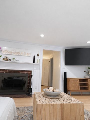 7 Springdale Ave, Wellesley, MA 02481