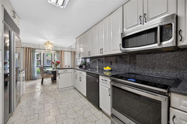 36 Wimbledon Drive, Roslyn, NY 11576
