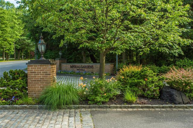36 Wimbledon Drive, Roslyn, NY 11576