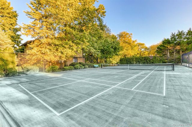 36 Wimbledon Drive, Roslyn, NY 11576