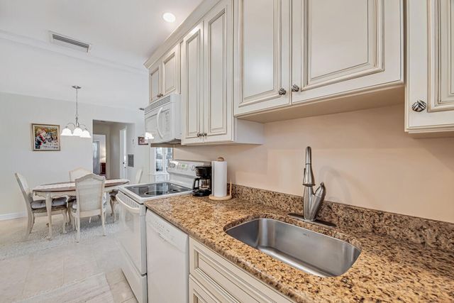 7206 W Oakridge Circle D, Lake Worth, FL 33462