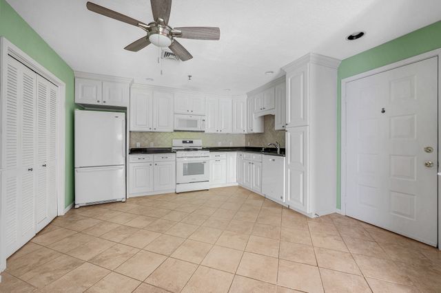 21 Dallas Dr 202, Dracut, MA 01826