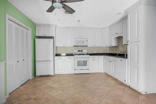 21 Dallas Dr 202, Dracut, MA 01826