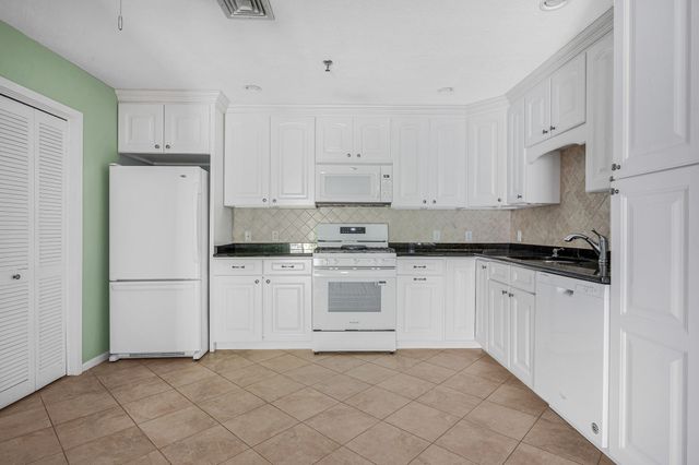 21 Dallas Dr 202, Dracut, MA 01826