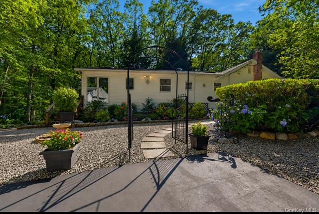 25 Valley Circle, Miller Place, NY 11764