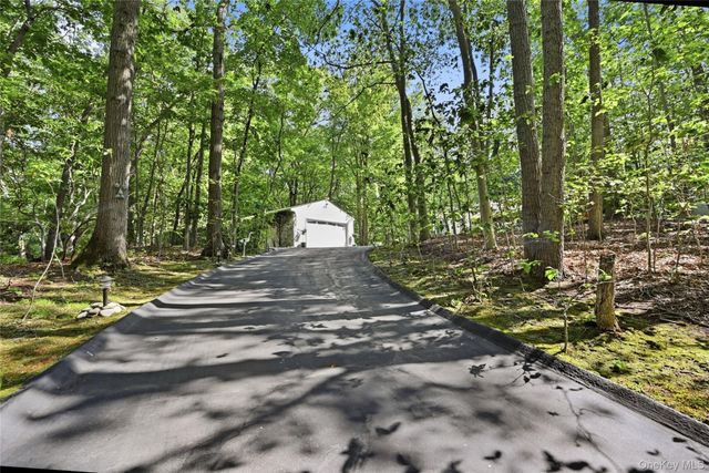 25 Valley Circle, Miller Place, NY 11764