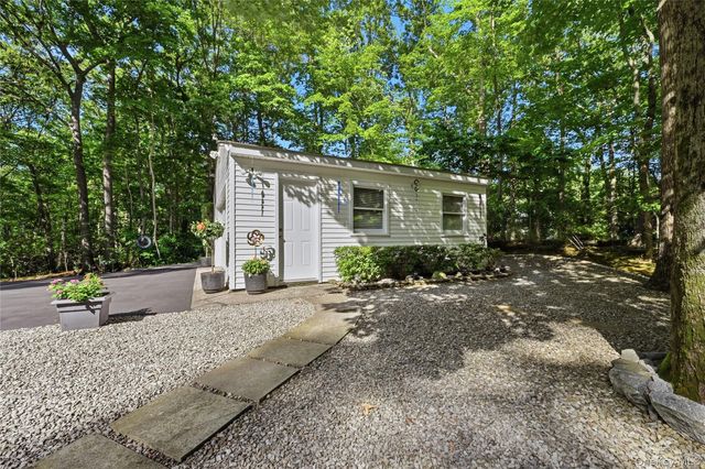 25 Valley Circle, Miller Place, NY 11764