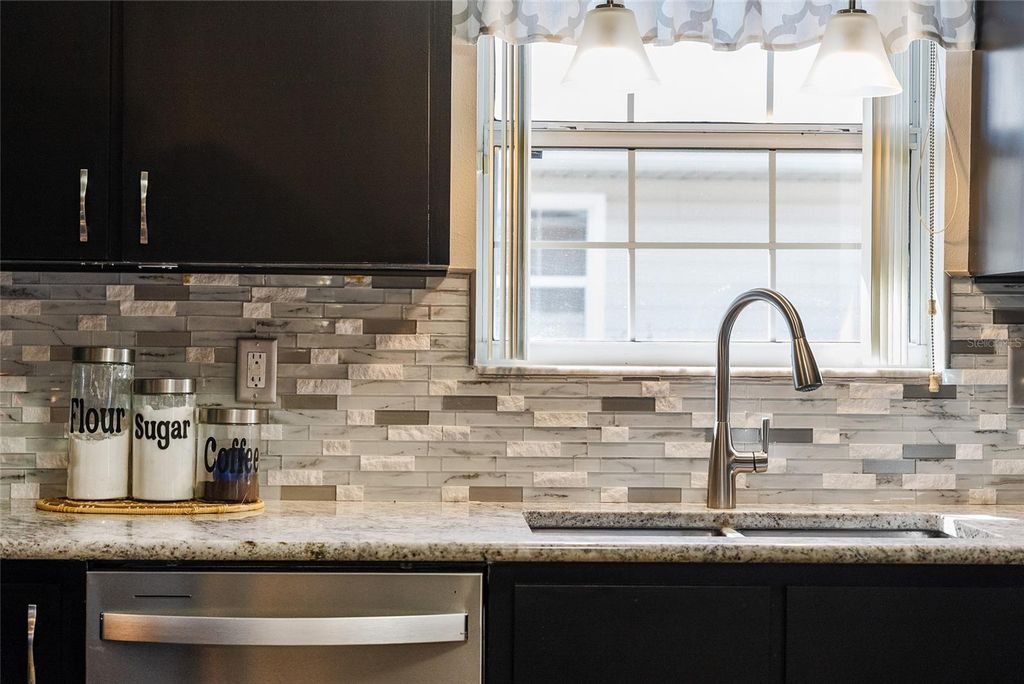 Image 10 of property listing at 1969 GOLDEN PALM CIRCLE, Tavares, FL 32778