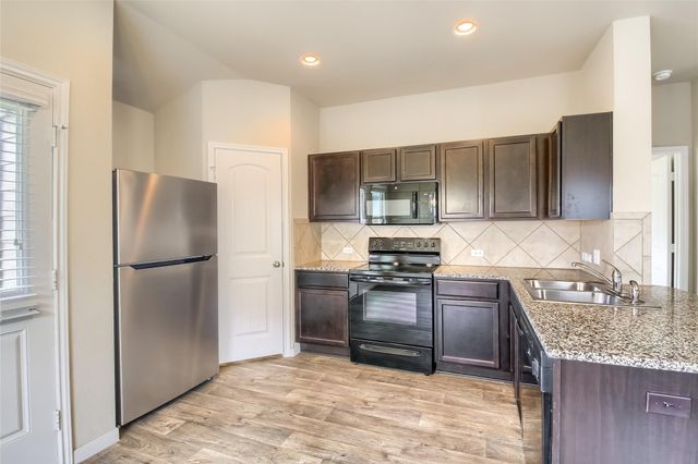 102 Sulphur River LOOP, Hutto, TX 78634