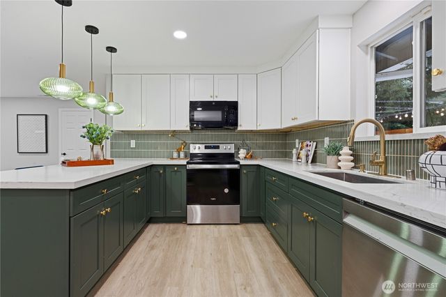 9808 S 252nd St, Kent, WA 98030