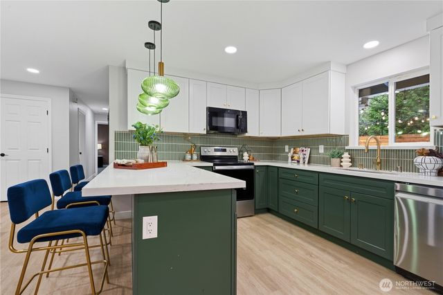 9808 S 252nd St, Kent, WA 98030