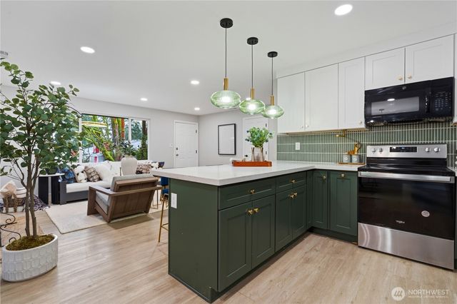 9808 S 252nd St, Kent, WA 98030