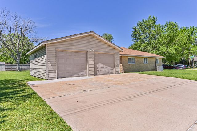 304 Avondale Lane, Friendswood, TX 77546