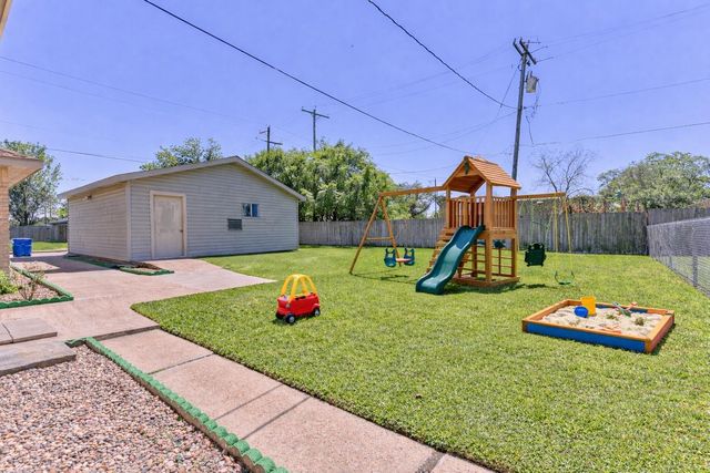 304 Avondale Lane, Friendswood, TX 77546