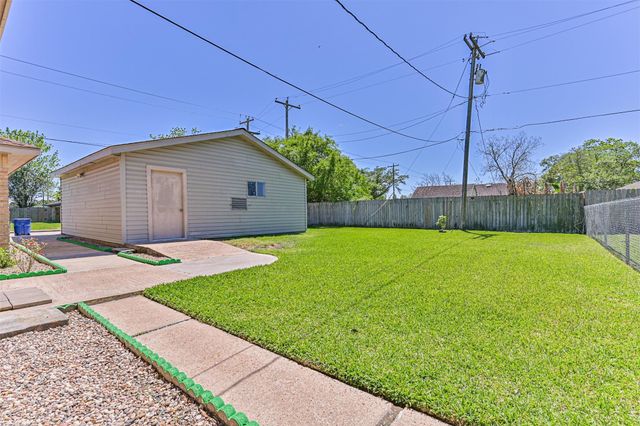 304 Avondale Lane, Friendswood, TX 77546