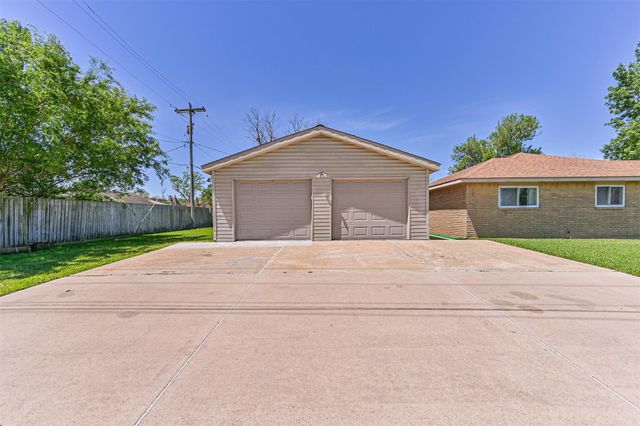 304 Avondale Lane, Friendswood, TX 77546