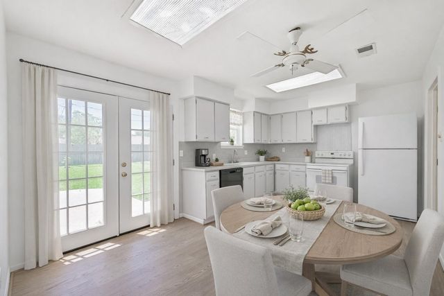 304 Avondale Lane, Friendswood, TX 77546