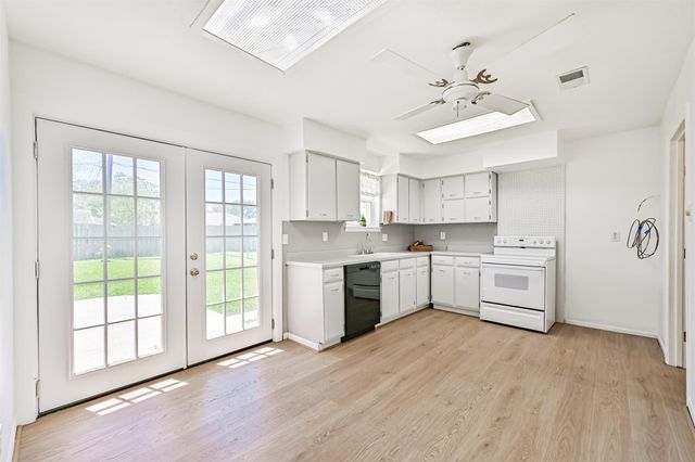 304 Avondale Lane, Friendswood, TX 77546