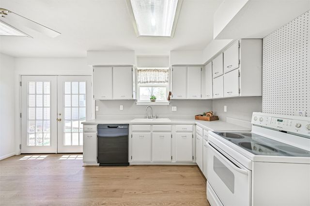 304 Avondale Lane, Friendswood, TX 77546