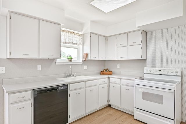 304 Avondale Lane, Friendswood, TX 77546