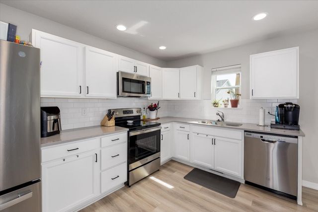4420 E 44th Street, Des Moines, IA 50317