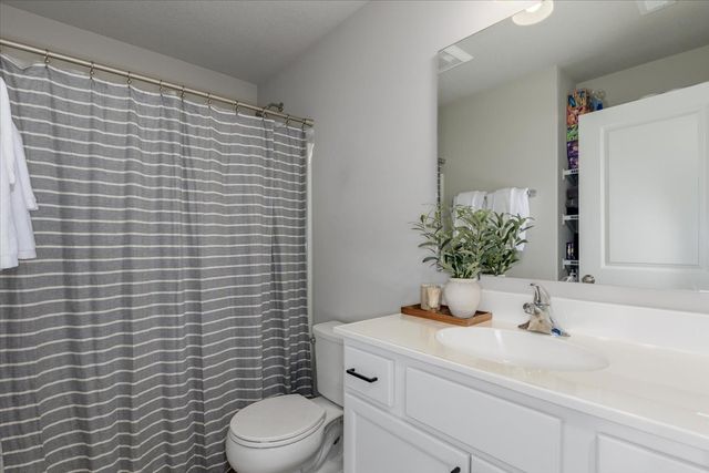 4420 E 44th Street, Des Moines, IA 50317