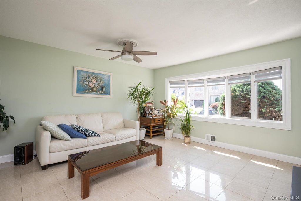 944 Cathedral Avenue, Franklin Square, NY 11010 — photo 4