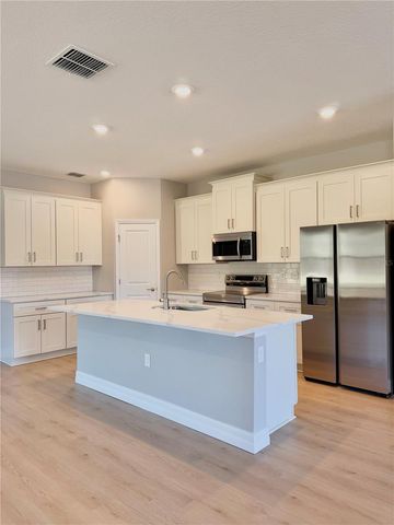 132 W PRAIRIE STREET, Center Hill, FL 33514