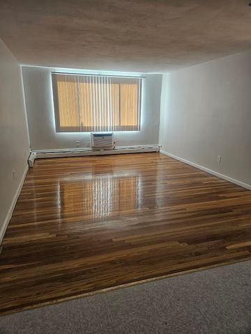 572 Cummins Highway 10, Boston, MA 02126