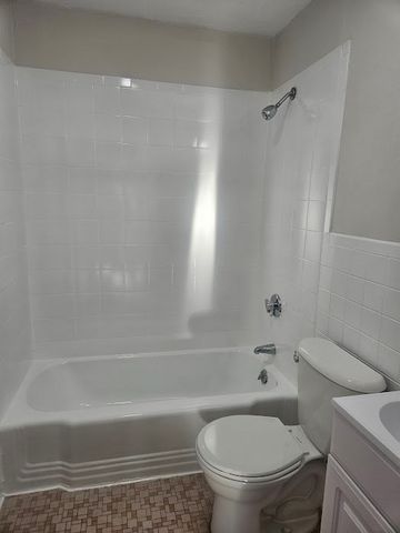 572 Cummins Highway 10, Boston, MA 02126