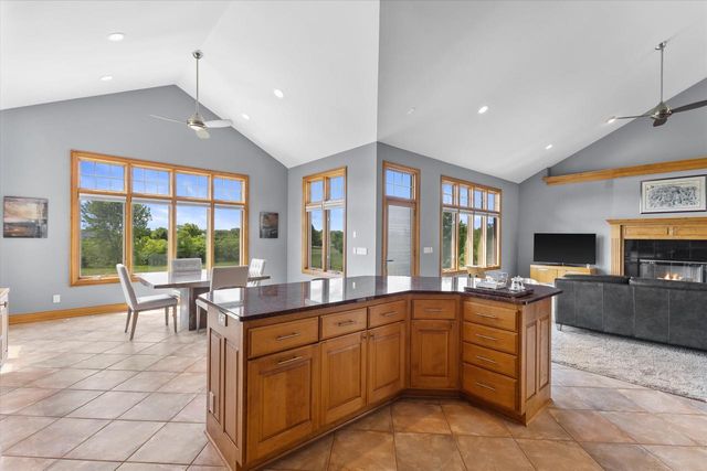 S99W33205 Genevieve DRIVE, Mukwonago, WI 53149