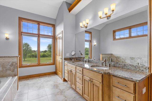 S99W33205 Genevieve DRIVE, Mukwonago, WI 53149