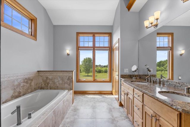 S99W33205 Genevieve DRIVE, Mukwonago, WI 53149