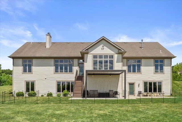 S99W33205 Genevieve DRIVE, Mukwonago, WI 53149