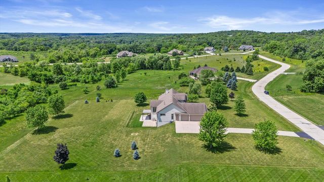 S99W33205 Genevieve DRIVE, Mukwonago, WI 53149