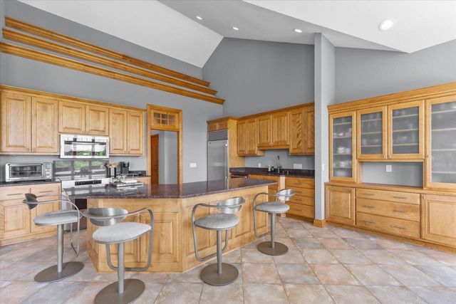 S99W33205 Genevieve DRIVE, Mukwonago, WI 53149