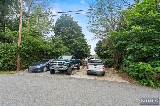 31 Leonard Avenue, West Milford, NJ 07480