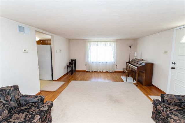 R 2220 2nd St, South Connellsville, PA 15425