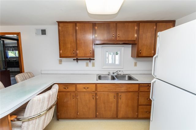 R 2220 2nd St, South Connellsville, PA 15425