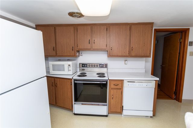 R 2220 2nd St, South Connellsville, PA 15425