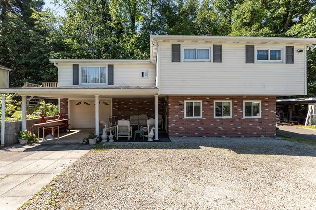 R 2220 2nd St, South Connellsville, PA 15425