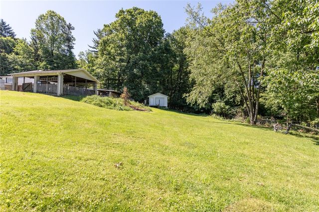 R 2220 2nd St, South Connellsville, PA 15425