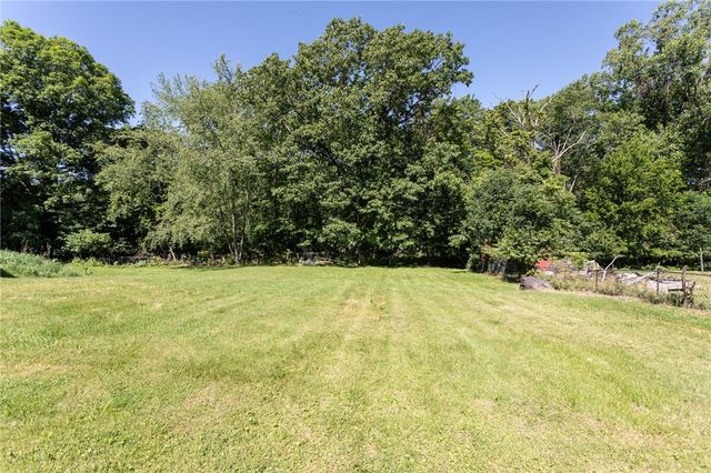 R 2220 2nd St, South Connellsville, PA 15425