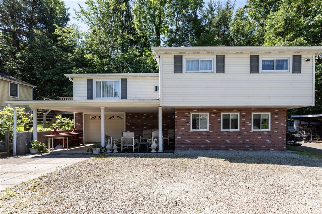 R 2220 2nd St, South Connellsville, PA 15425