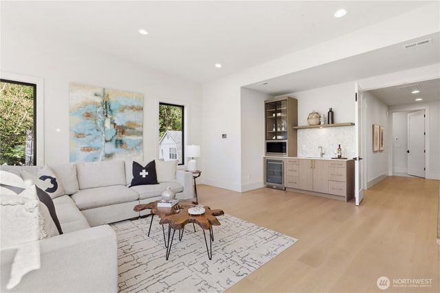 2202 102nd Place SE, Bellevue, WA 98004