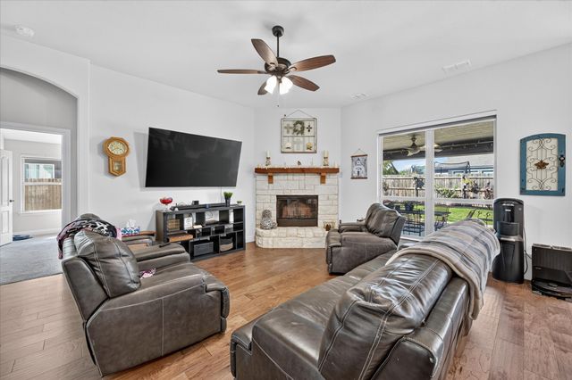 457 Wolf Creek Drive, Waxahachie, TX 75165