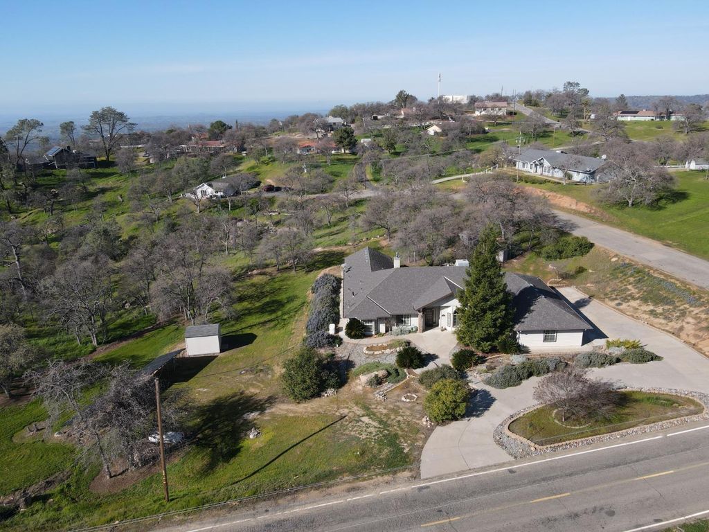 Image 2 of property listing at 41766 John Muir Drive, Coarsegold, CA 93614