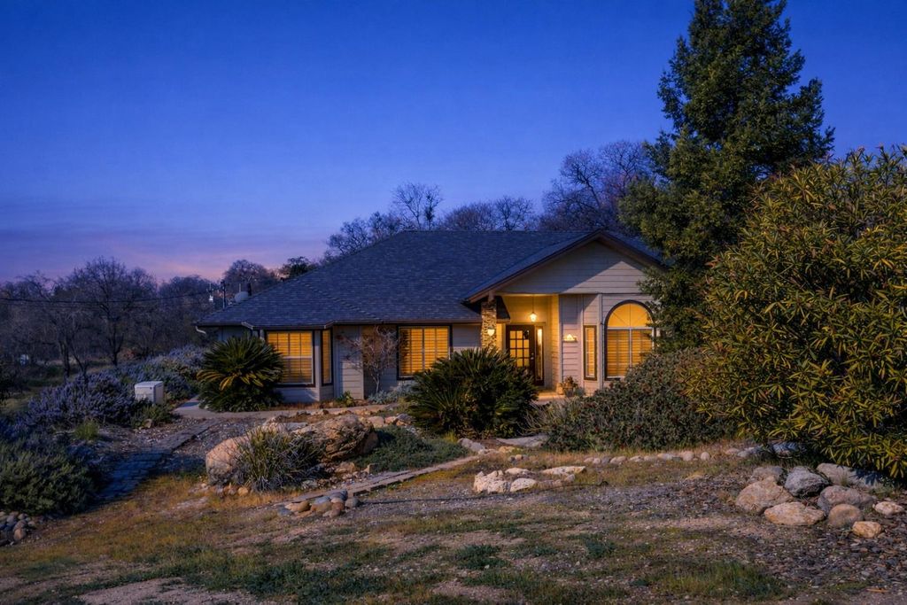 Image 6 of property listing at 41766 John Muir Drive, Coarsegold, CA 93614