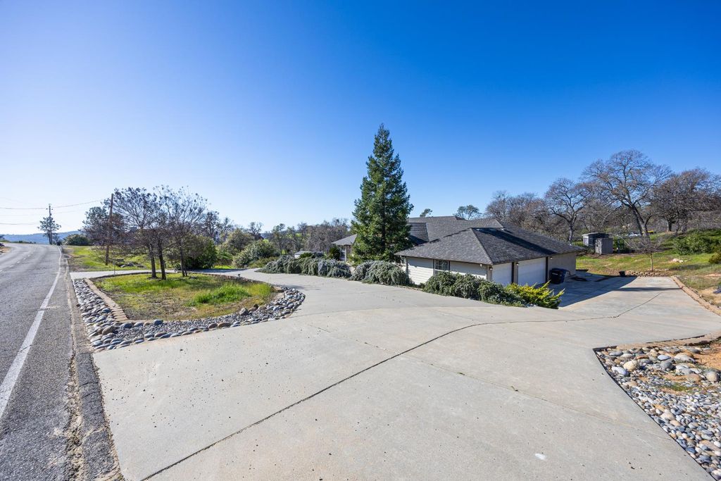 Image 83 of property listing at 41766 John Muir Drive, Coarsegold, CA 93614